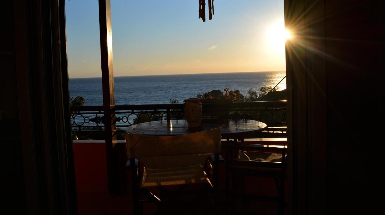 Papadatos Apts With Amazing View - 5Mins From The Beach Kontogialos Екстериор снимка